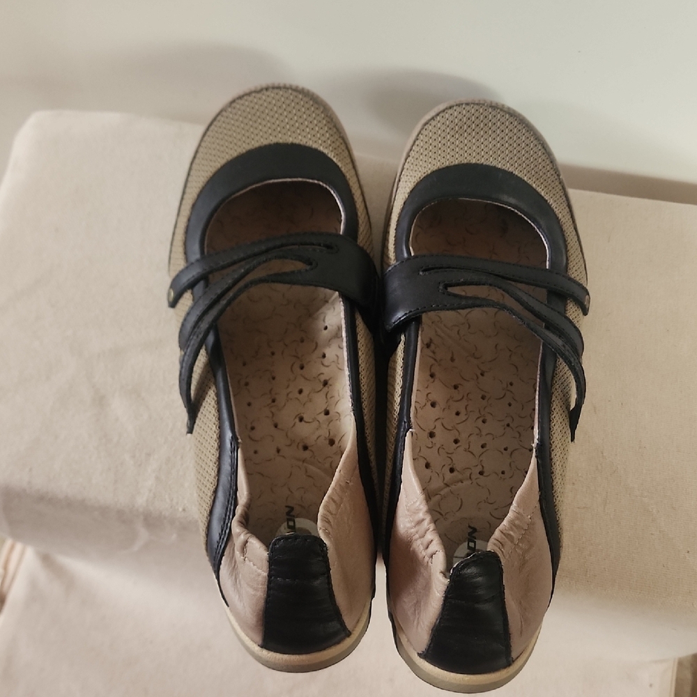 Salomon Women's Black and Tan Casual Slip-on Shoes. - Picture 8 of 11